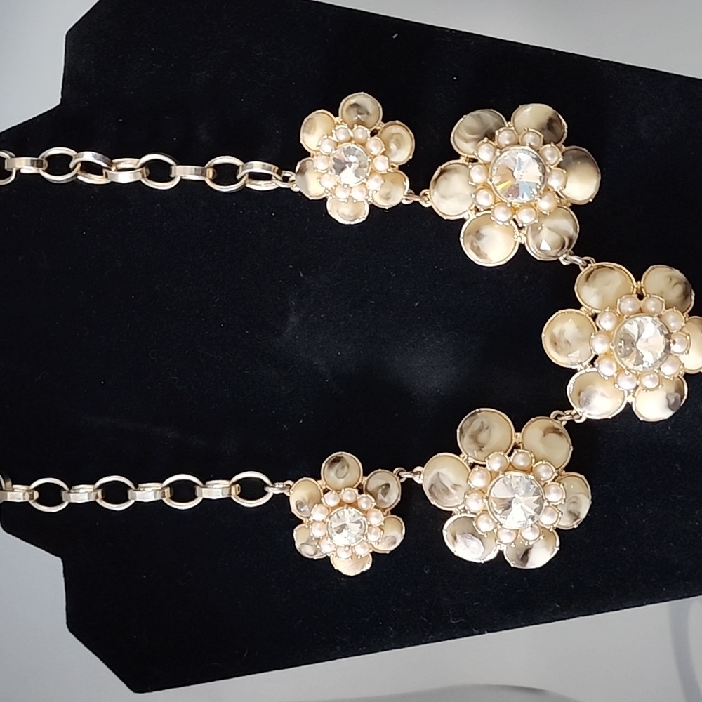 Ann Taylor Gold Floral Chunky Necklace 29$